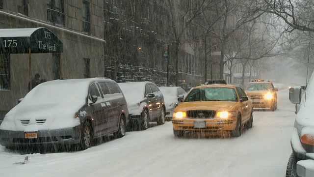 在冬天，美国纽约，在路边行驶的出租车视频下载
