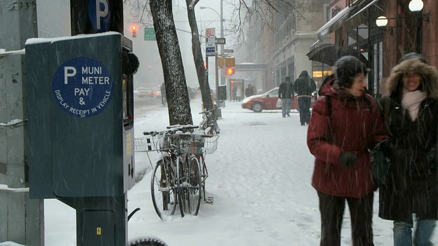 雪中行走在人行道上的人们/纽约，美国视频素材