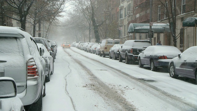 WS视图的摩托车和两辆出租车在街道上移动在冬天/纽约，纽约，美国视频素材