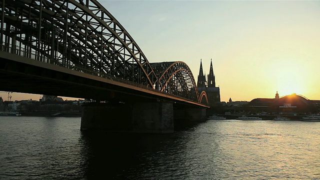 莱茵河上的霍亨索伦桥，背景是大教堂/德国北莱茵-威斯特伐利亚的科隆视频下载