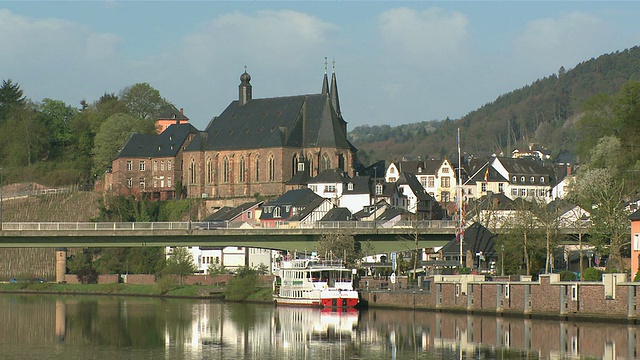 德国莱茵兰-普法尔茨的萨尔河附近的老城圣劳伦提斯教堂视频下载