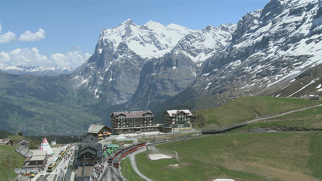 瑞士伯恩斯阿尔卑斯山脉Kleine Scheidegg和Wetterhorn山/ Grindelwald火车站的WS视图视频下载