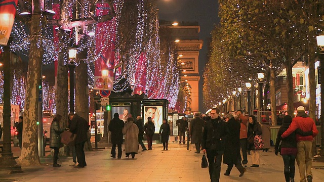 圣诞期间香榭丽舍大街上的装饰和人们/法国巴黎视频下载