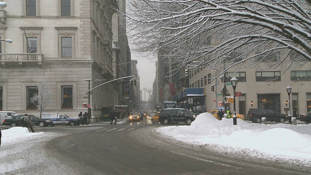 雪中第五大道的交通/纽约，美国视频素材