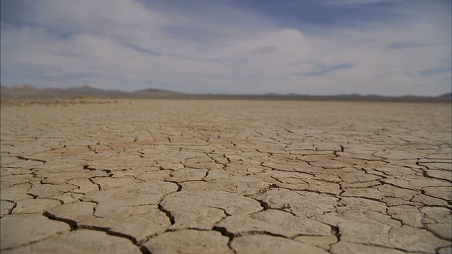 干旱沙漠地面上的裂缝/莫哈韦，美国加州视频素材