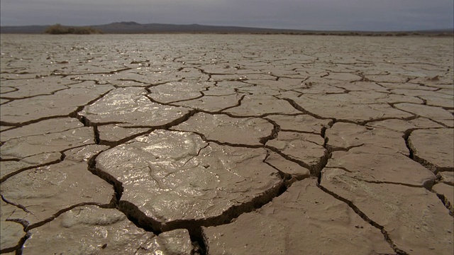 WS景观与湿裂缝干旱沙漠/莫哈韦，美国加州视频素材