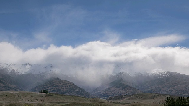 云在山脉上翻滚/克伦威尔，中部奥塔哥，新西兰视频素材