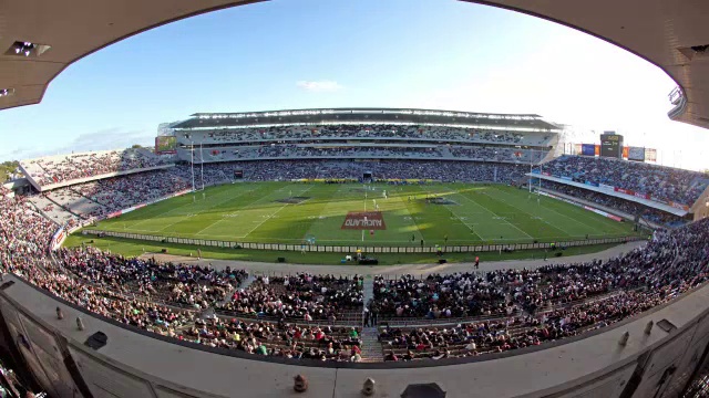 新西兰奥克兰的伊登公园体育场(TL Eden Park Stadium)里挤满了人，比赛开始，观众离开视频素材
