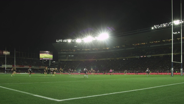 在Eden Park Stadium / Auckland, New Zealand的橄榄球比赛中，WS球员在球场上视频素材