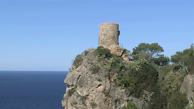 西班牙巴利阿里群岛马略卡岛海边悬崖上的建筑结构视频素材