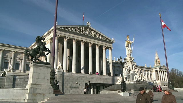 游客们走在奥地利议会和雅典娜雕像前视频下载