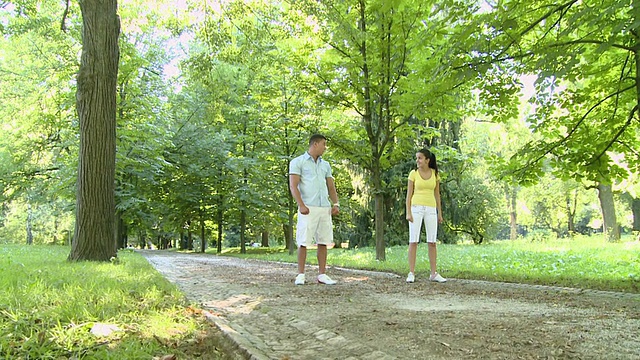 HD CRANE:公园里的夫妇视频素材