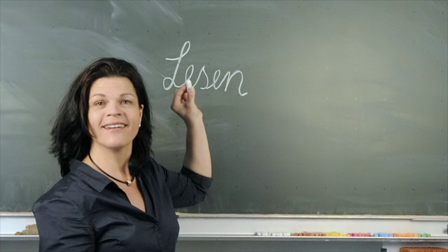 老师在黑板上写德语单词“Lesen”视频下载