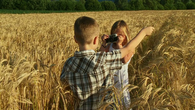 高清慢动作:儿童拍照视频素材
