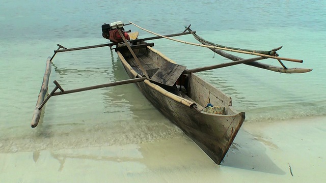 古老的印度尼西亚支腿普拉胡在海岸线上视频下载