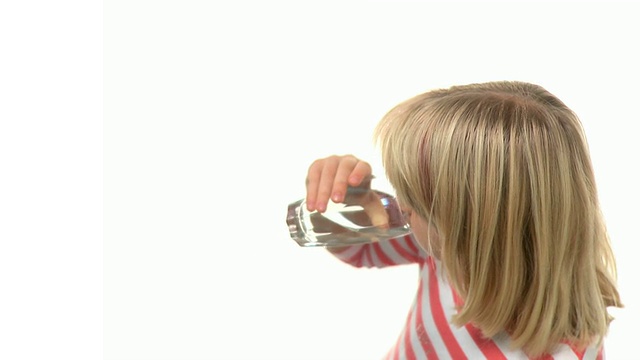 HD:小女孩喝水视频素材