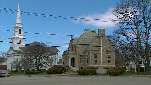 美国马萨诸塞州韦茅斯的一个小镇十字路口的一个角落的潘教堂视频素材