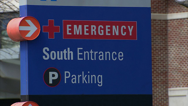 美国马萨诸塞州韦茅斯医院紧急入口标志视频素材
