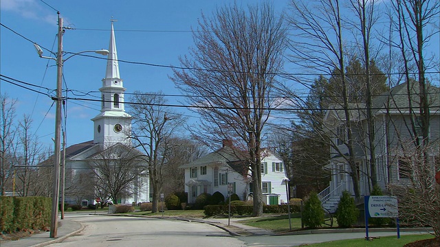 美国马萨诸塞州韦茅斯小镇街道上的WS教堂视频素材
