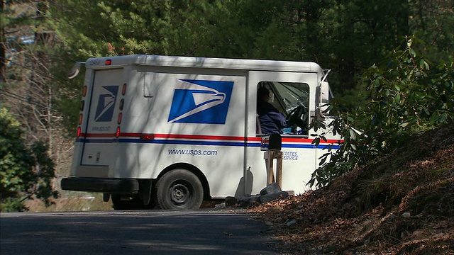 洛杉矶美国邮政卡车开到邮箱，递送邮件，然后开车离开/马什菲尔德，马萨诸塞州，美国视频下载