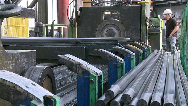 德国莱茵兰-普法尔茨的Hoesch-Schwerte / Schwerte钢铁厂的冷拔工作背景视频下载