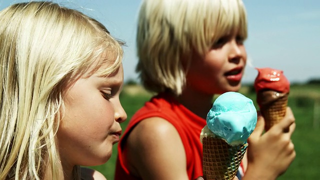 孩子们吃冰淇淋(红色图片)视频下载