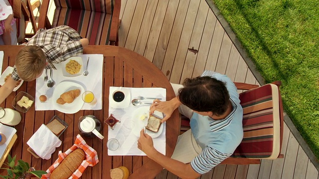 HD CRANE: Breakfast On The Terrace视频素材