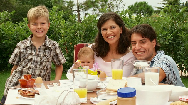 HD朵莉:年轻的家庭在吃早餐视频素材