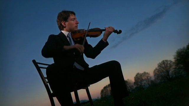 HD:大自然中的小提琴家视频下载
