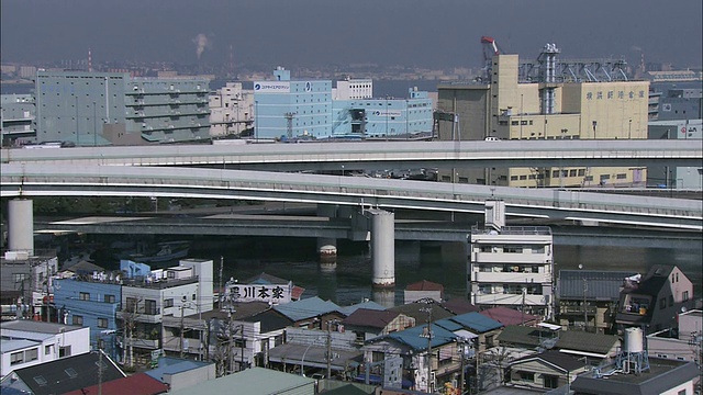 日本神奈川县横滨高速公路桥上的交通视频下载