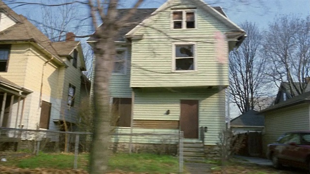 SIDE POV汽车通过废弃住宅区，罗切斯特，纽约，美国视频素材