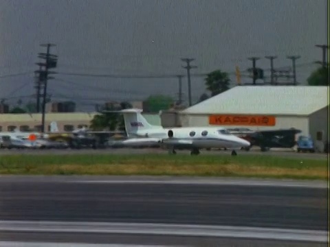 蒙太奇里尔喷气机在美国小型机场跑道上降落、滑行和起飞视频素材