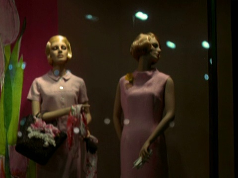 蒙太奇女装店橱窗展示模特穿着女装/美国视频素材