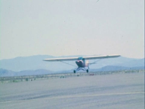 TS单引擎塞斯纳拖曳式滑翔机从美国内华达州里诺机场起飞视频素材