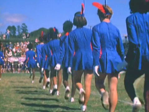 蒙太奇高中拉拉队在足球场/米尔谷，美国加州视频下载