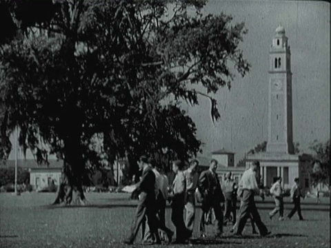 蒙太奇院长办公室的门和走在校园的学生在美国州立学院视频素材