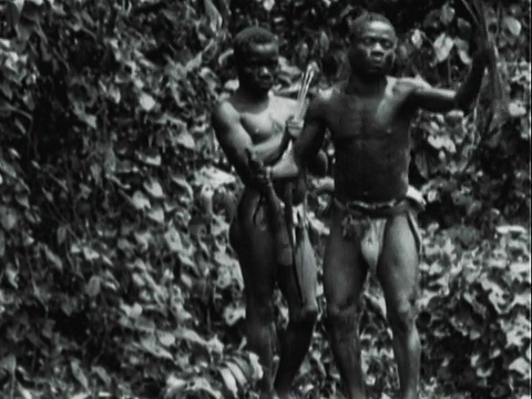 WS非洲部落土著在丛林中大声呼喊，疯狂地挥舞他的手臂搅动/非洲视频下载