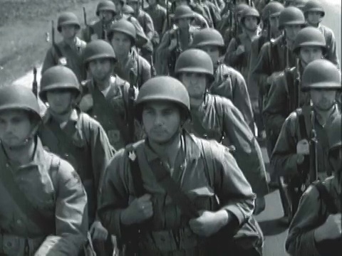 第二次世界大战初期，美国海军陆战队在郊区和乡村街道上行进视频下载