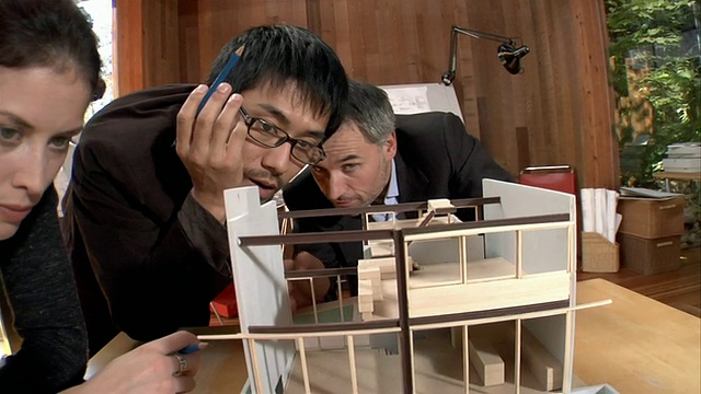 中景建筑师在看建筑模型视频素材