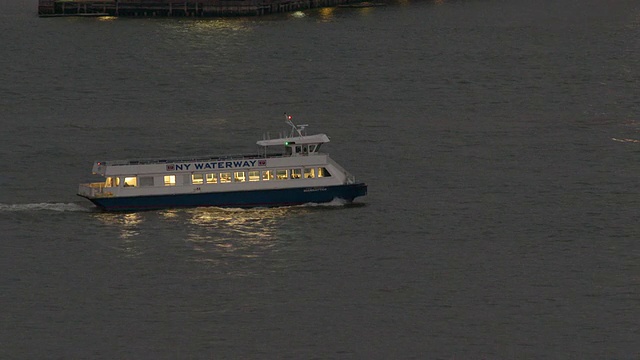 傍晚时分，一艘纽约水路船穿过哈德逊河。视频下载