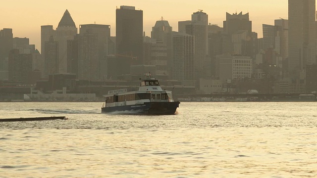 一艘渡轮从曼哈顿驶入霍博肯。视频素材