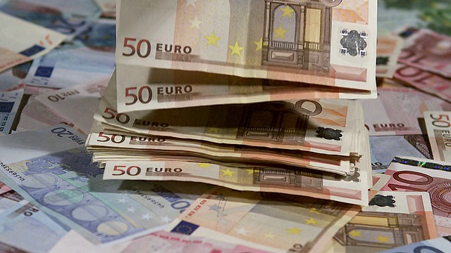 50欧元纸币落在钞票上，慢镜头视频下载