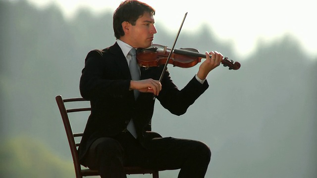 受大自然启发的小提琴家视频下载
