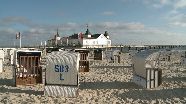 波罗的海带帽沙滩椅和码头/ /Ahlbeck/Usedom，梅克伦堡西波美拉尼亚，德国视频素材