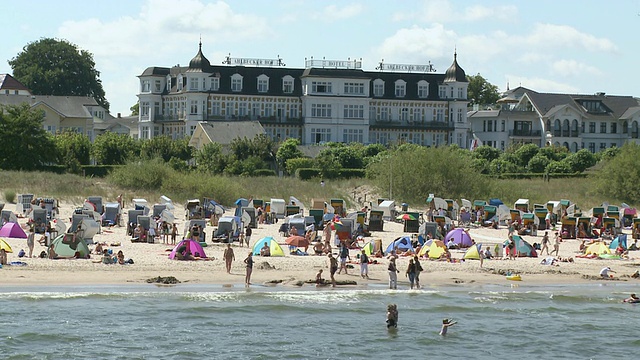游客在波罗的海/Ahlbeck/Usedom海滩，梅克伦堡西波美拉尼亚，德国视频素材