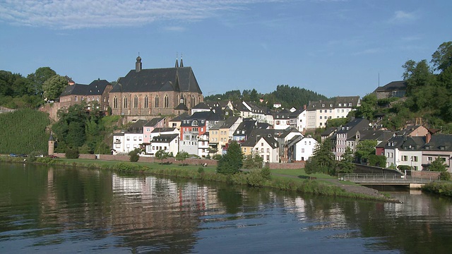 德国莱茵兰-普法尔茨郡萨尔谷附近的圣劳伦提斯教堂和老城视频下载