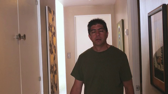 美国俄勒冈州波特兰市，一名男子在家中走廊上散步视频素材