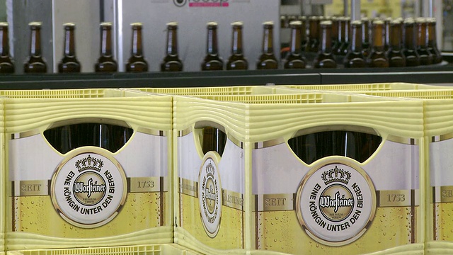 德国北莱茵威斯特伐利亚Warsteiner AG / Warstein的MS啤酒厂装瓶厂视频素材