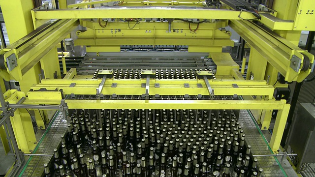 MS Brewery装瓶厂在Warsteiner AG / Warstein，北莱茵威斯特伐利亚，德国视频素材