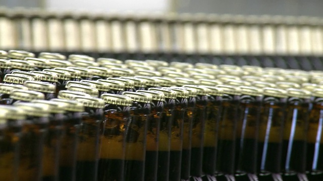 位于德国北莱茵威斯特伐利亚的Warsteiner AG / Warstein的CU啤酒厂装瓶厂视频素材